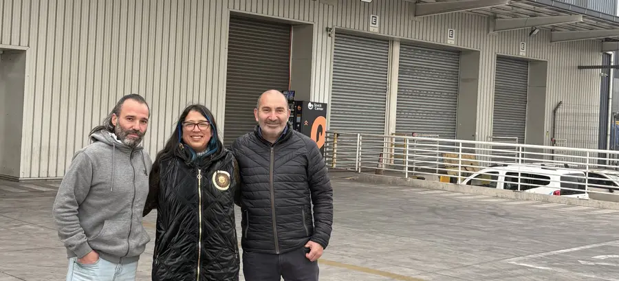 Equipo de C&C en grabación en terreno en un terminal de carga
